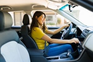 femme conduit voiture